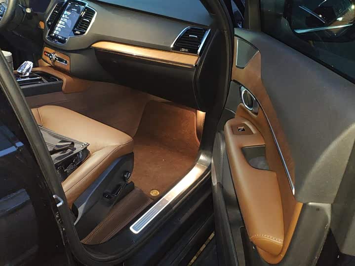 Фото 8 - Volvo XC90