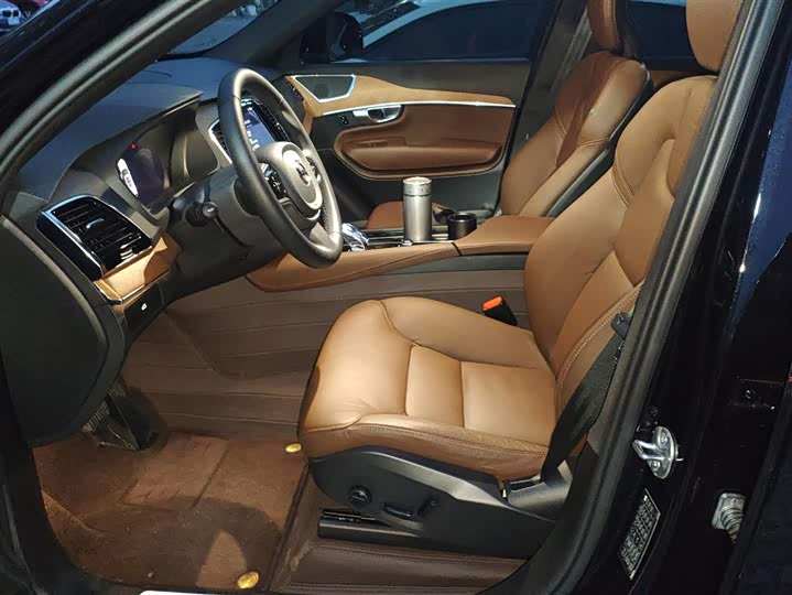 Фото 9 - Volvo XC90