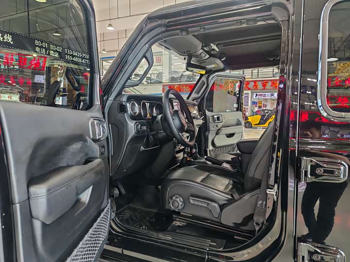 Фото 4 - Jeep Wrangler