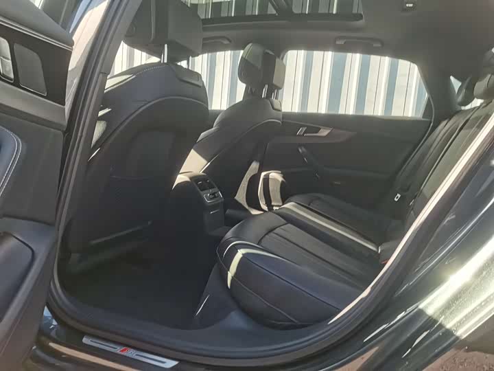 Фото 5 - Audi A4L