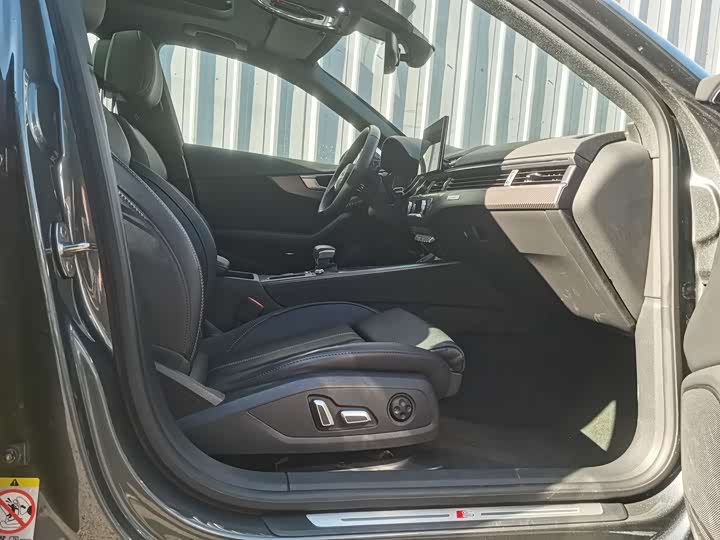 Фото 8 - Audi A4L