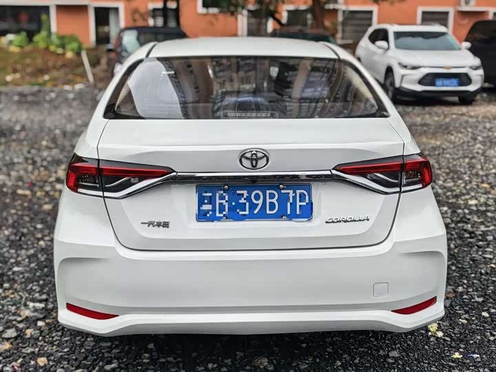Фото 8 - Toyota Corolla