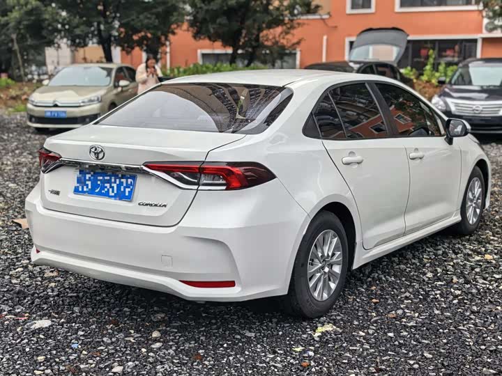 Фото 9 - Toyota Corolla