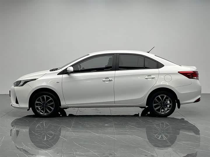 Фото 3 - Toyota Yaris L