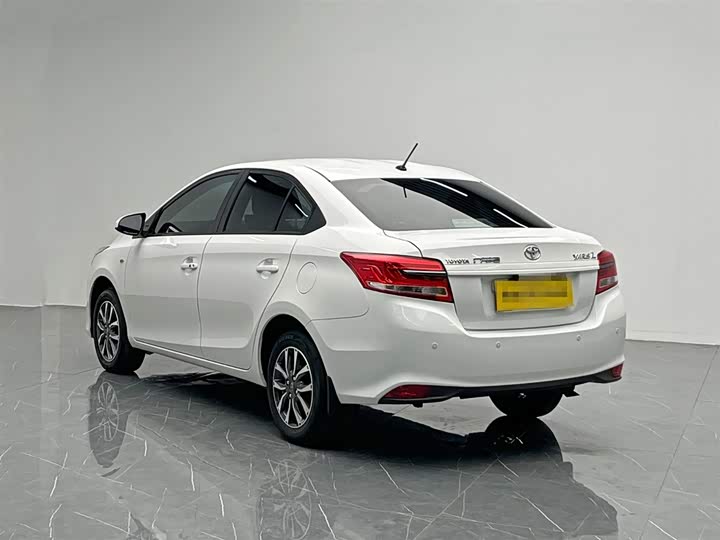 Фото 4 - Toyota Yaris L