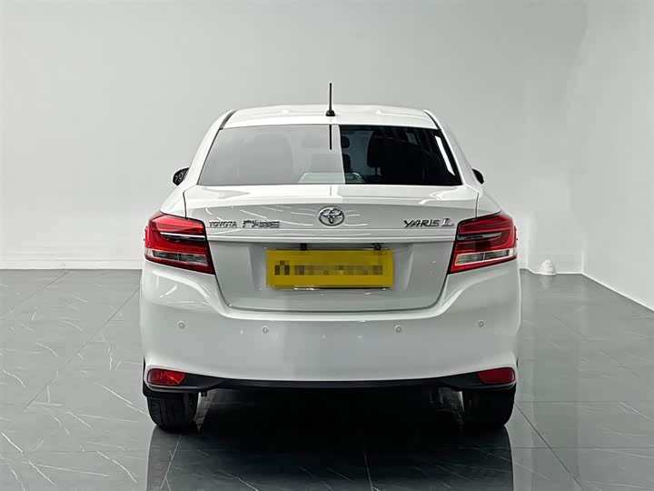 Фото 5 - Toyota Yaris L