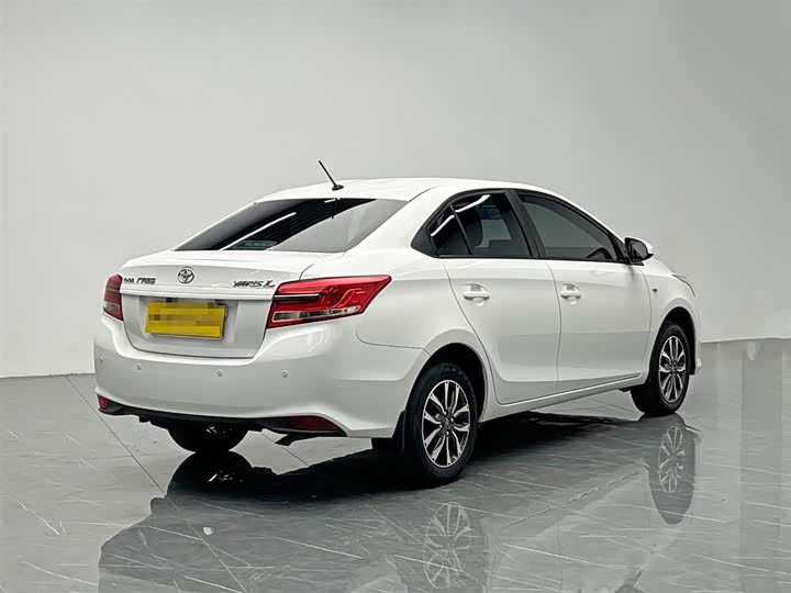 Фото 6 - Toyota Yaris L