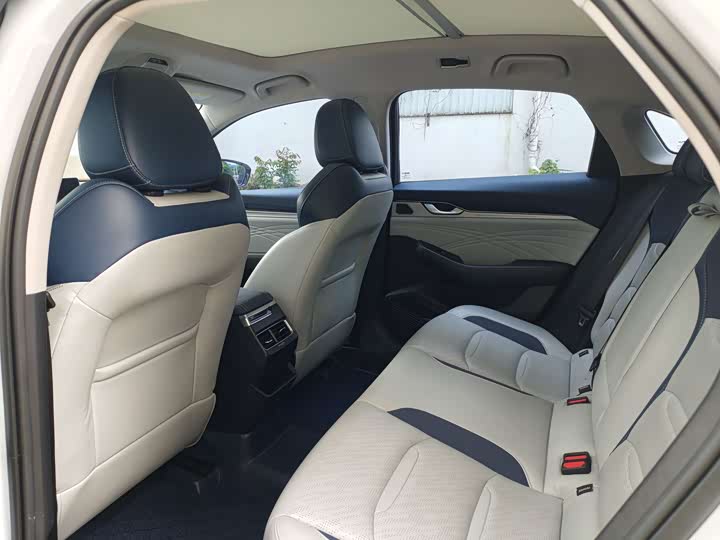 Фото 7 - Geely Preface