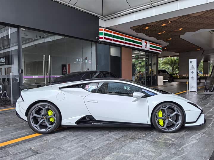 Photo 4 - Lamborghini Huracán