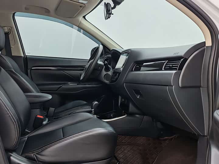 Фото 8 - Mitsubishi Outlander