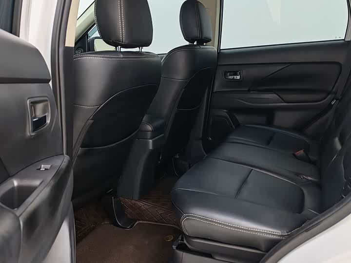 Фото 9 - Mitsubishi Outlander