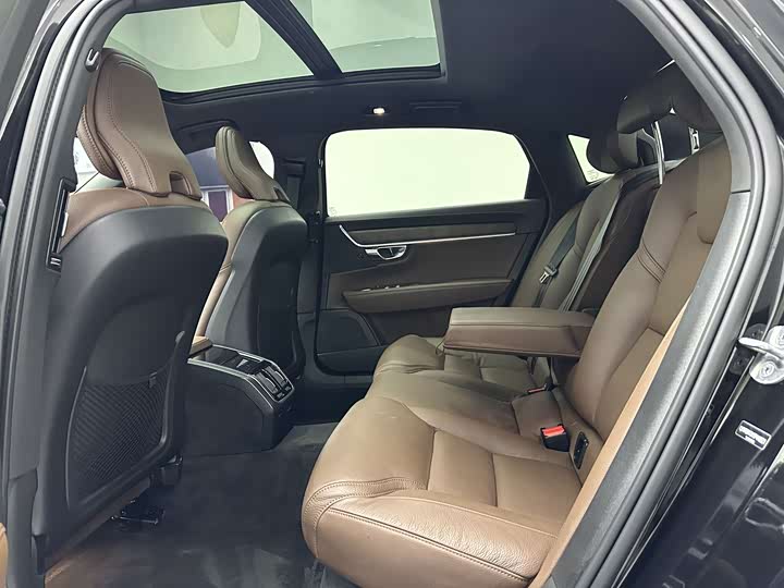 Фото 8 - Volvo S90