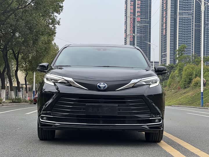 Photo 2 - Toyota Sienna