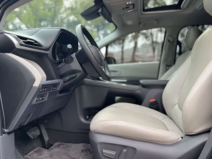 Photo 6 - Toyota Sienna