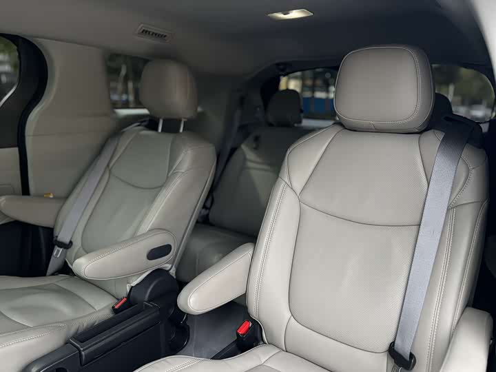 Photo 7 - Toyota Sienna