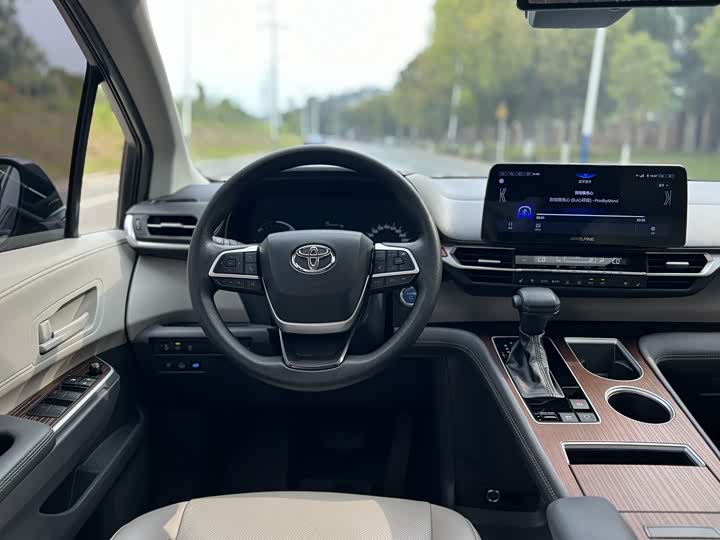 Photo 8 - Toyota Sienna