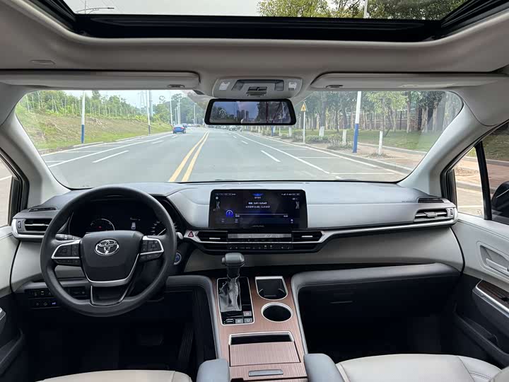 Photo 9 - Toyota Sienna