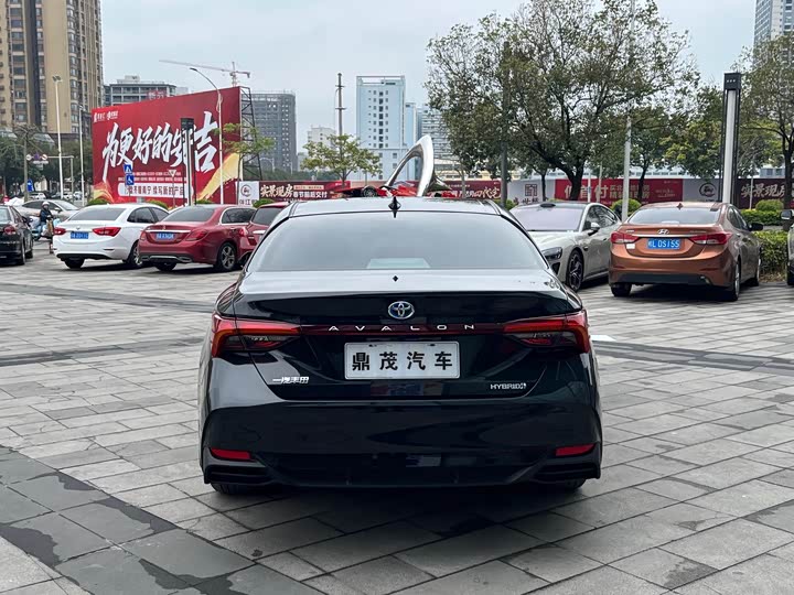 Photo 4 - Toyota Avalon