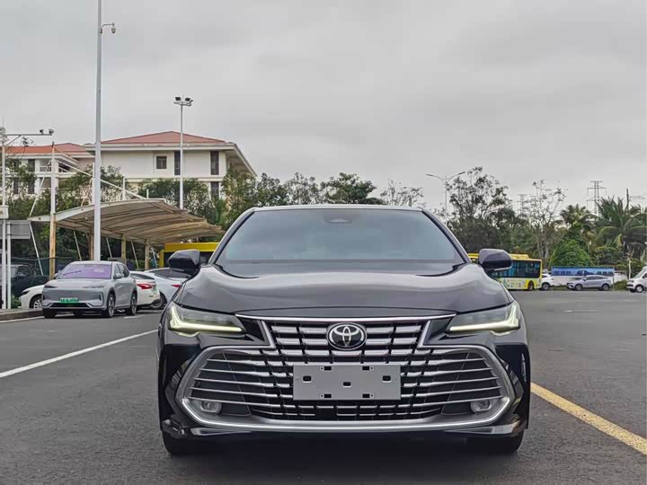 Photo 2 - Toyota Avalon