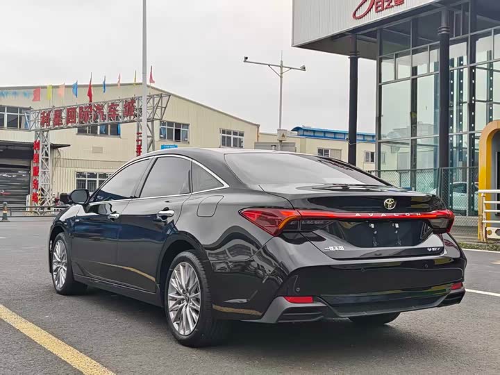 Photo 7 - Toyota Avalon