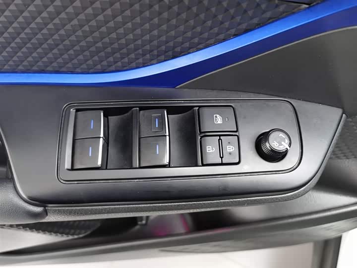 Фото 9 - Toyota C-HR