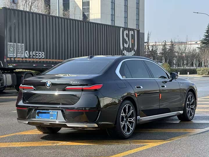 Фото 9 - BMW 7 Series