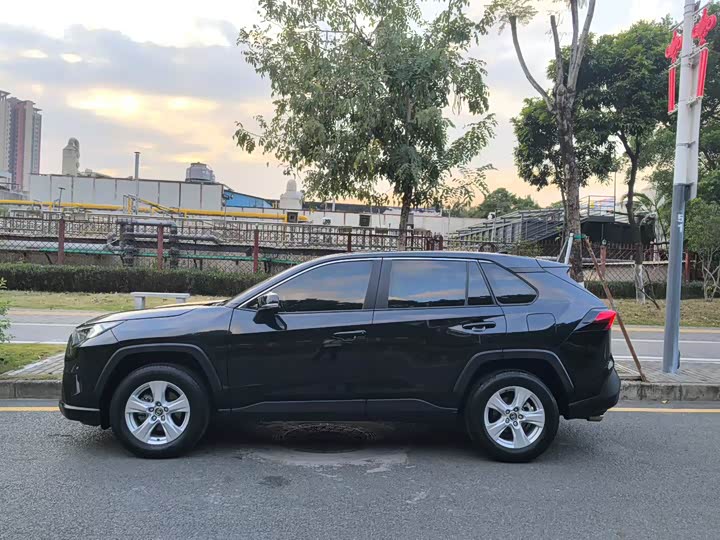 Фото 3 - Toyota RAV4