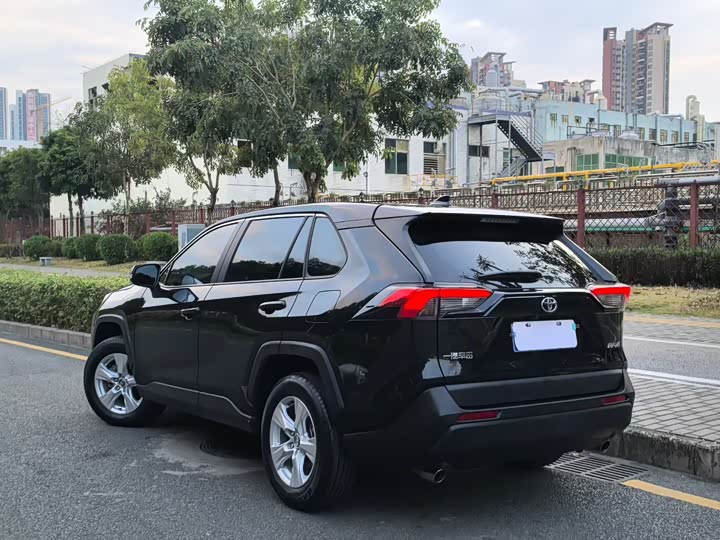 Фото 5 - Toyota RAV4