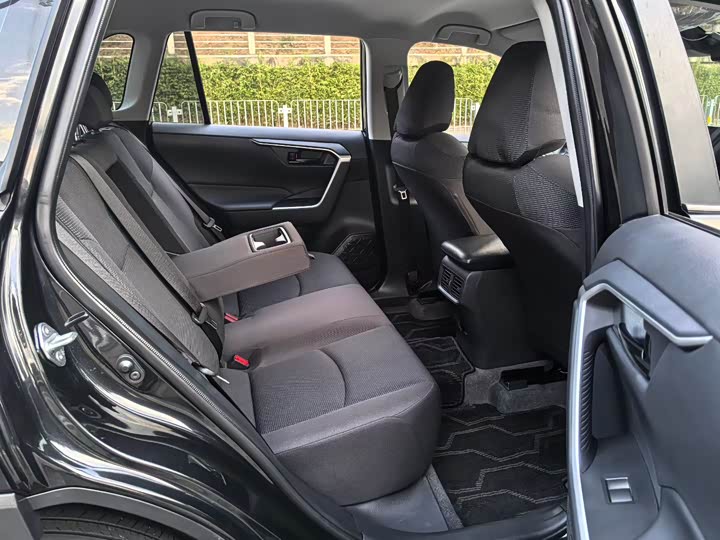 Фото 7 - Toyota RAV4