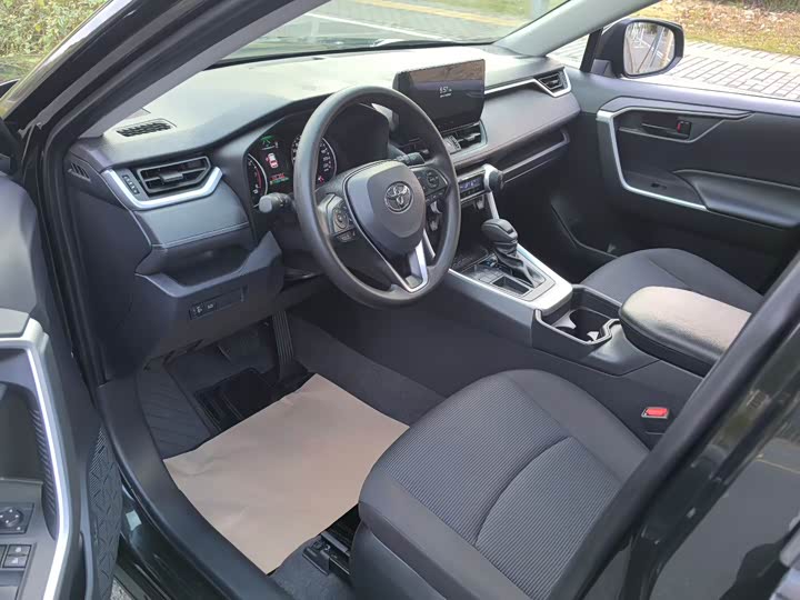 Фото 8 - Toyota RAV4