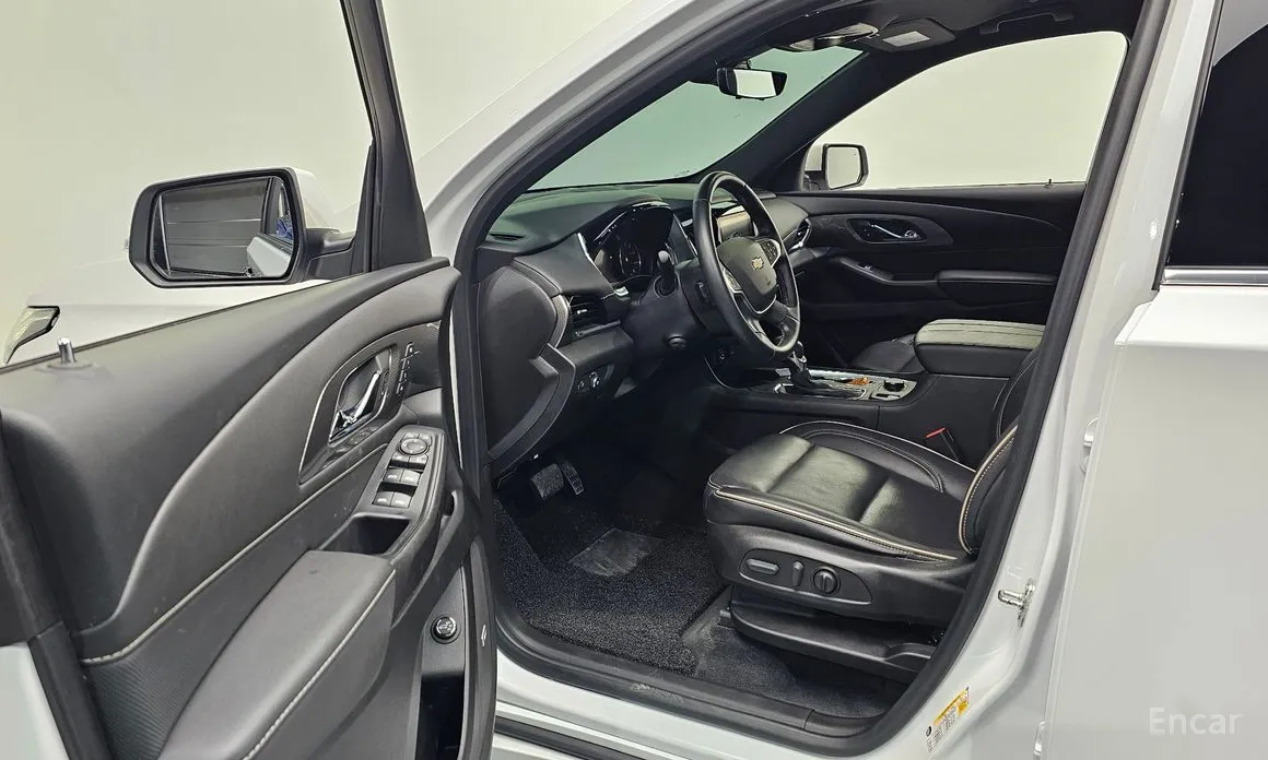 Photo 10 - Chevrolet Traverse