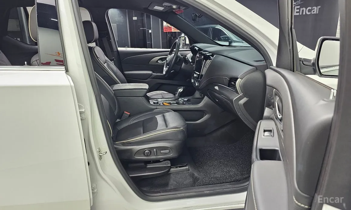 Photo 11 - Chevrolet Traverse