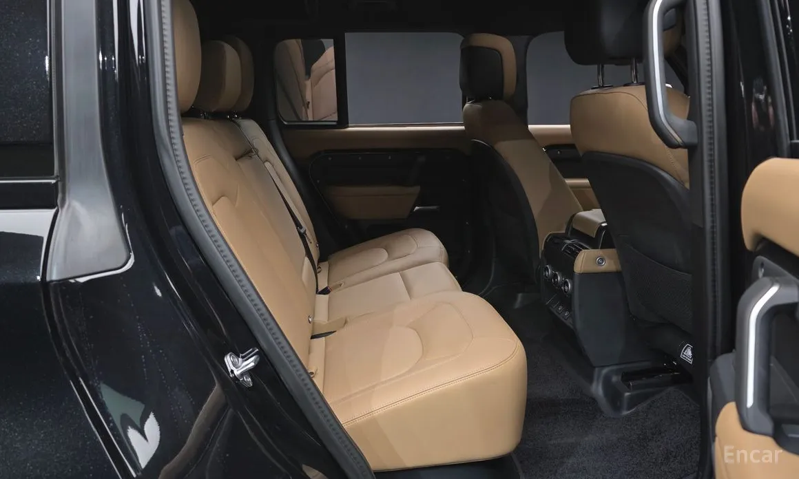 Photo 12 - Land Rover Defender