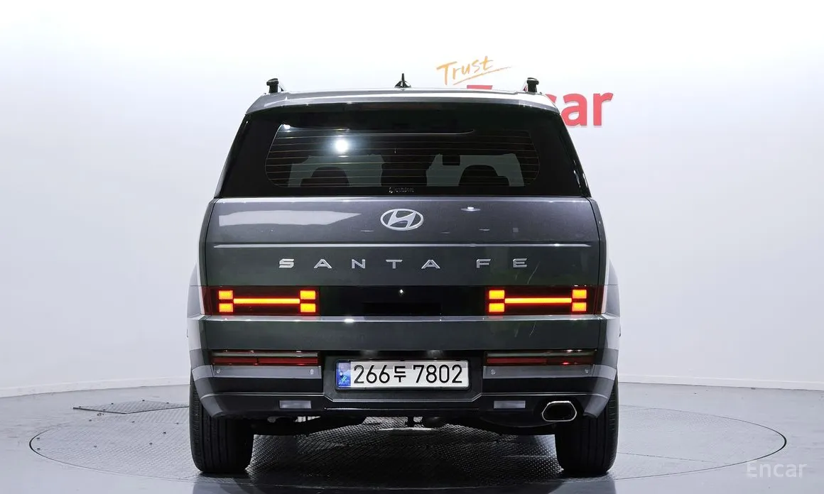 Photo 4 - Hyundai Santa Fe
