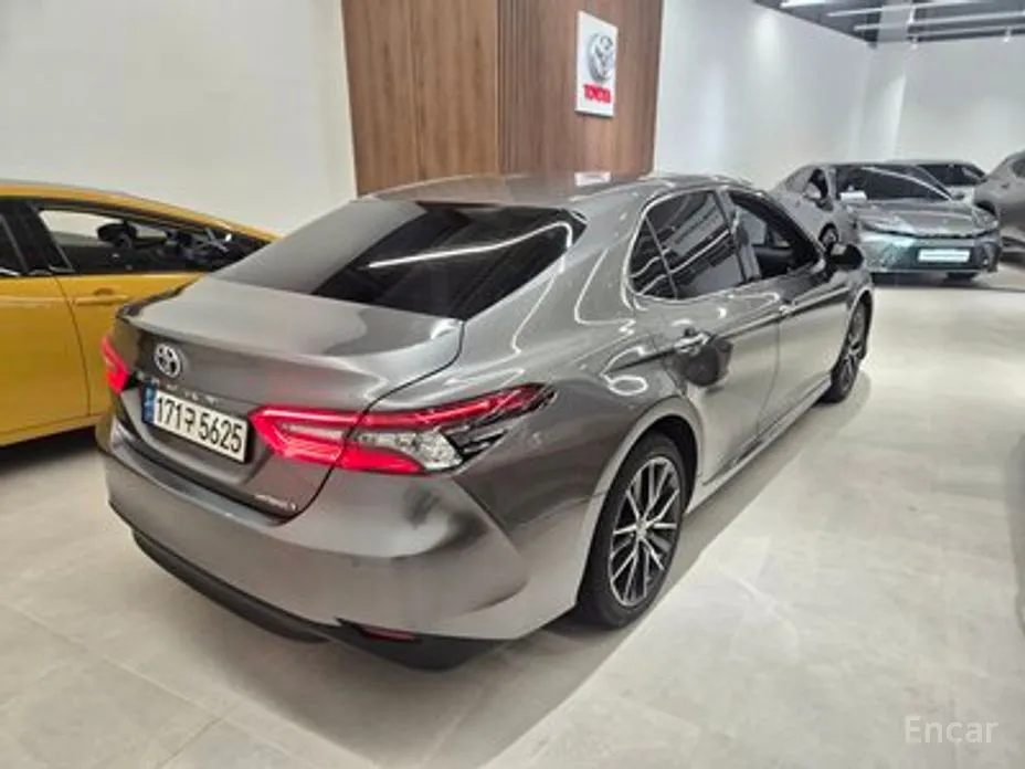 Фото 13 - Toyota Camry