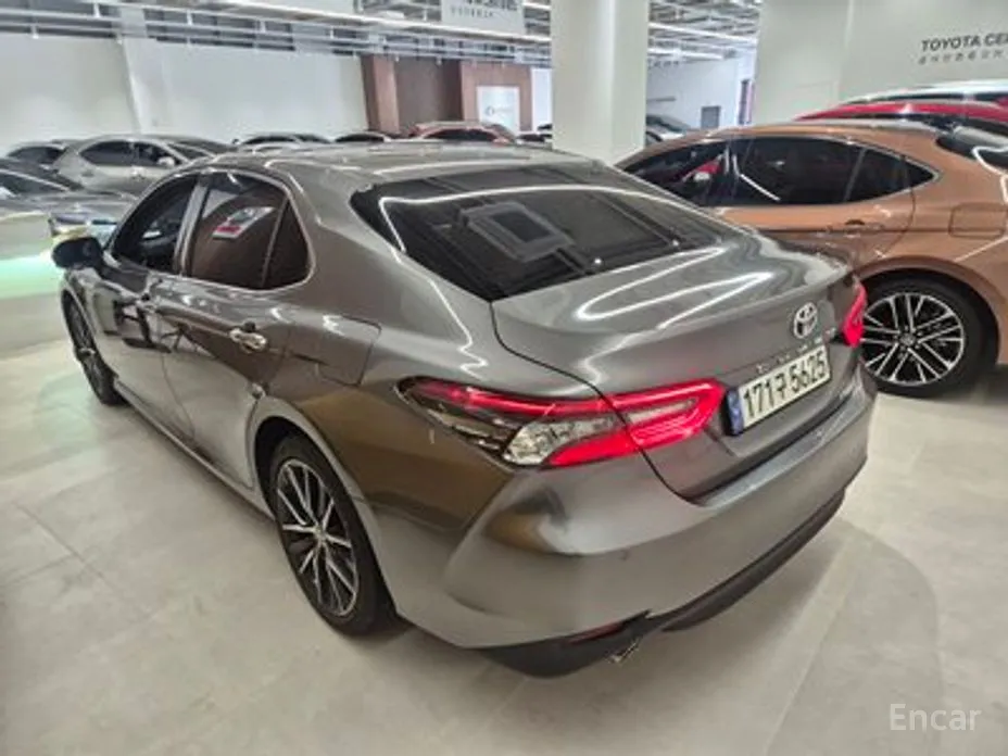 Фото 2 - Toyota Camry