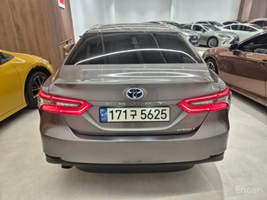 Фото 4 - Toyota Camry