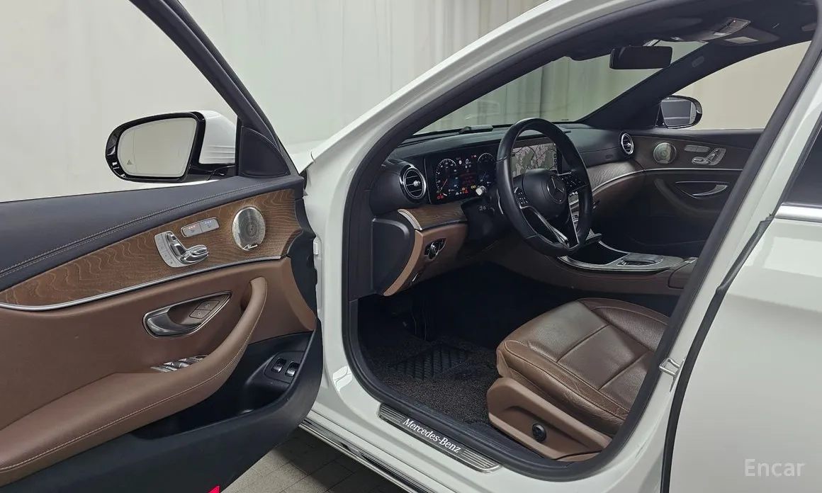 Photo 10 - Mercedes-Benz E-Class