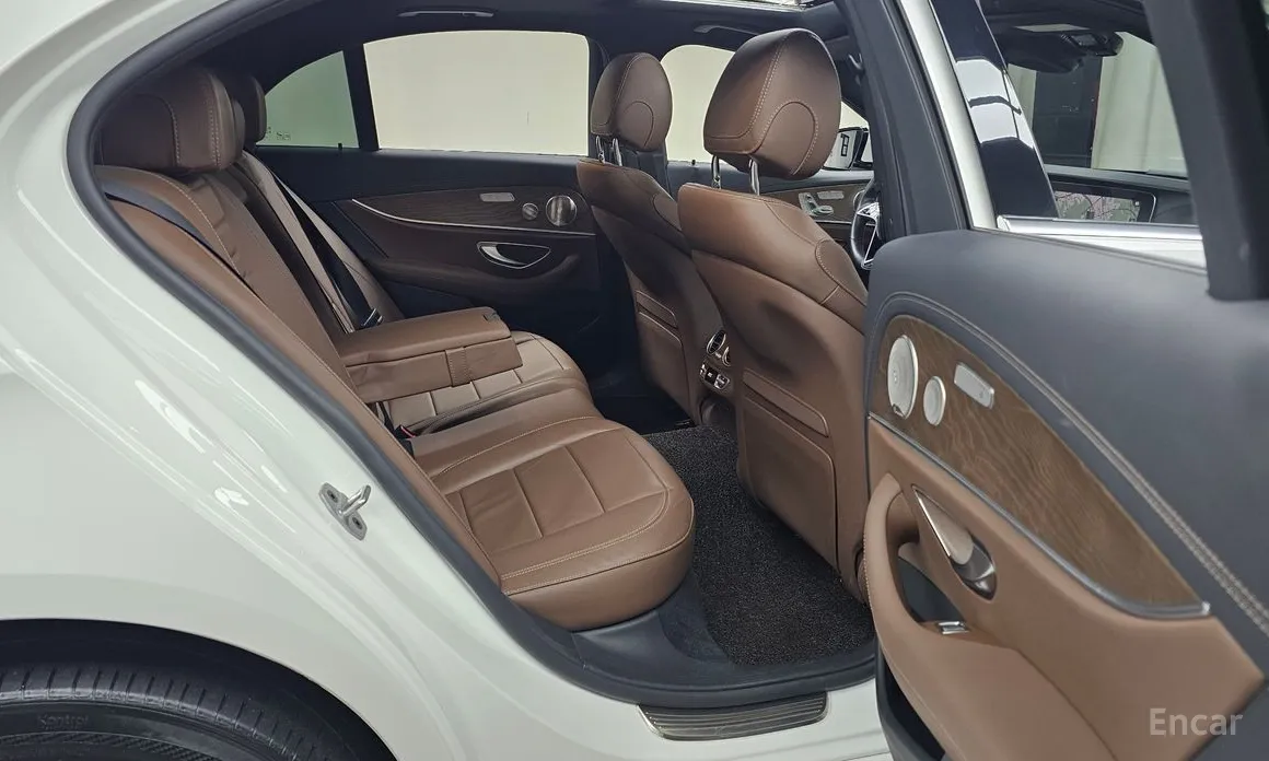 Photo 12 - Mercedes-Benz E-Class