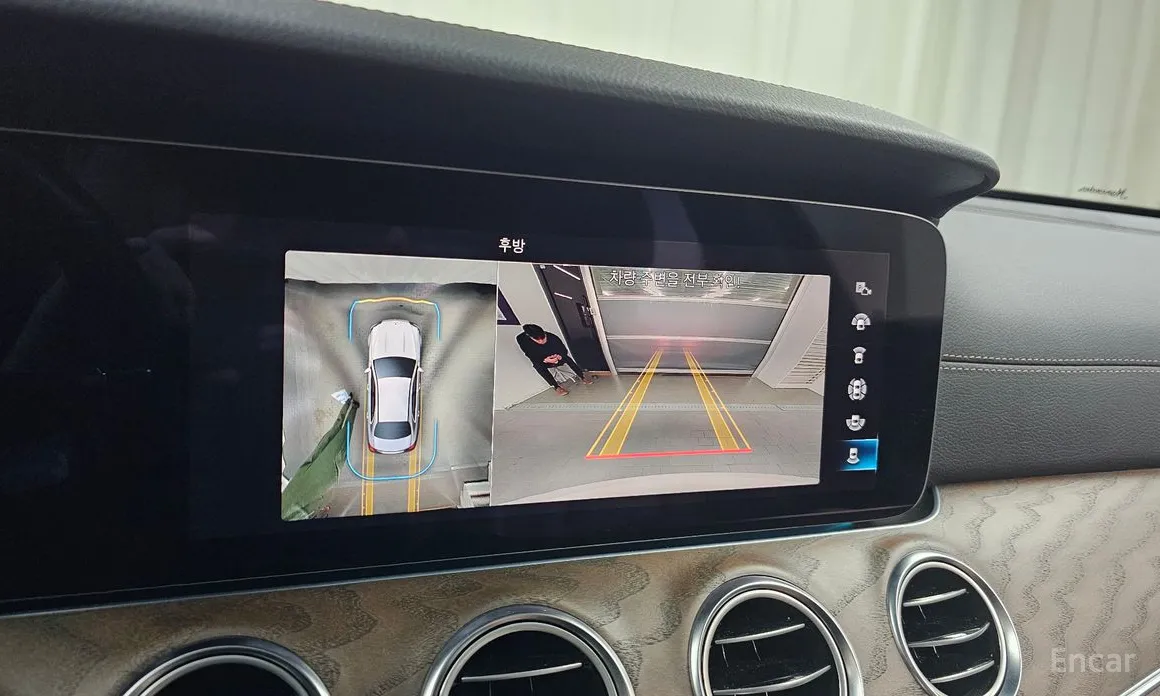 Photo 16 - Mercedes-Benz E-Class