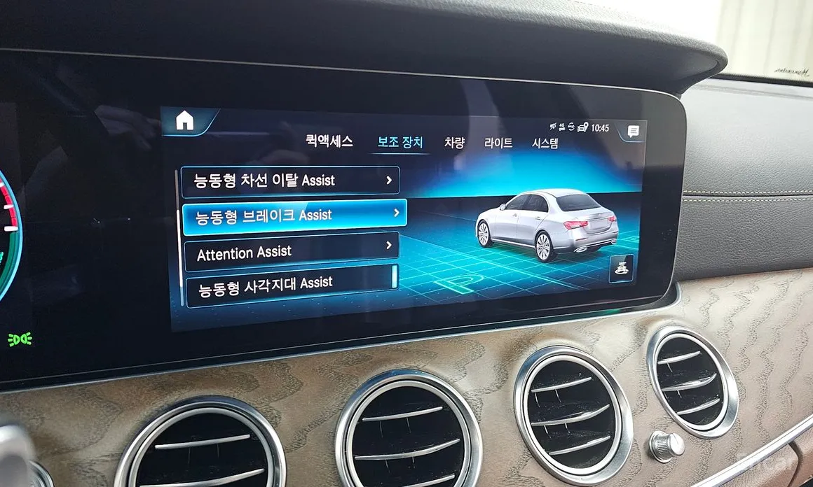 Photo 17 - Mercedes-Benz E-Class