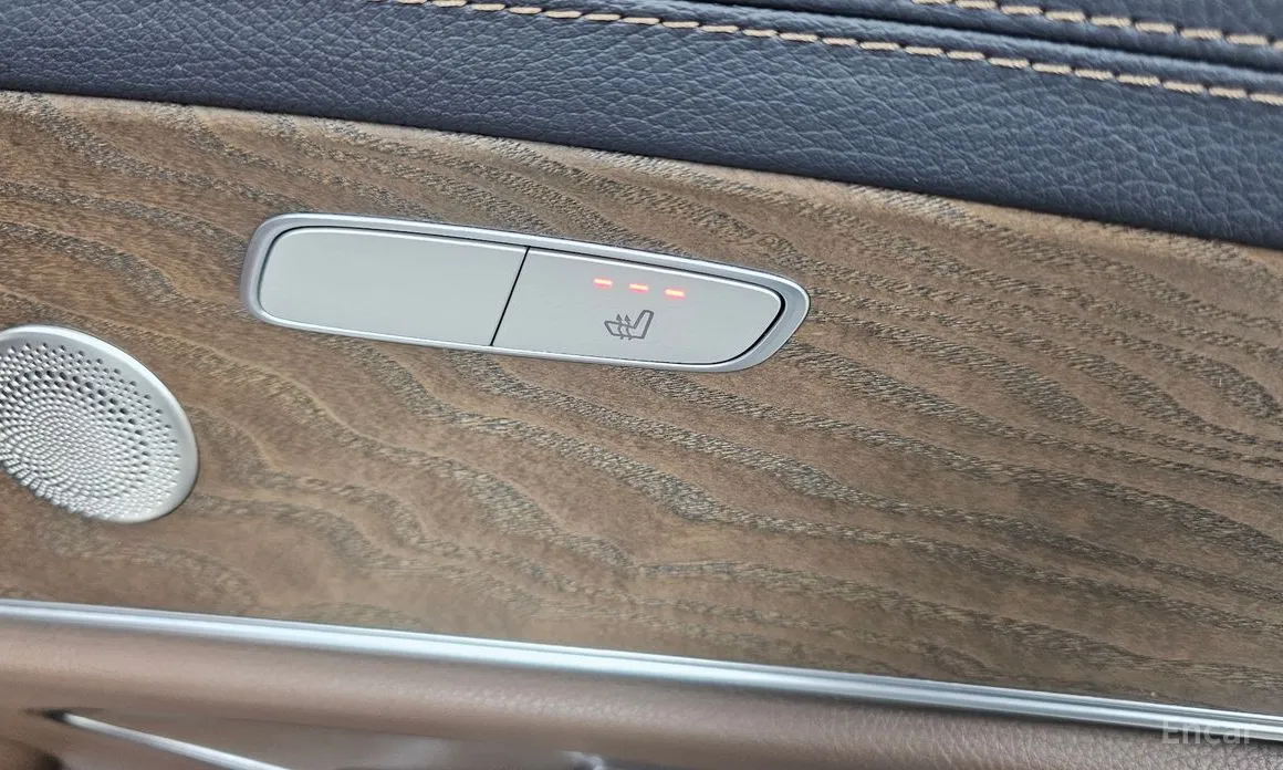 Photo 18 - Mercedes-Benz E-Class