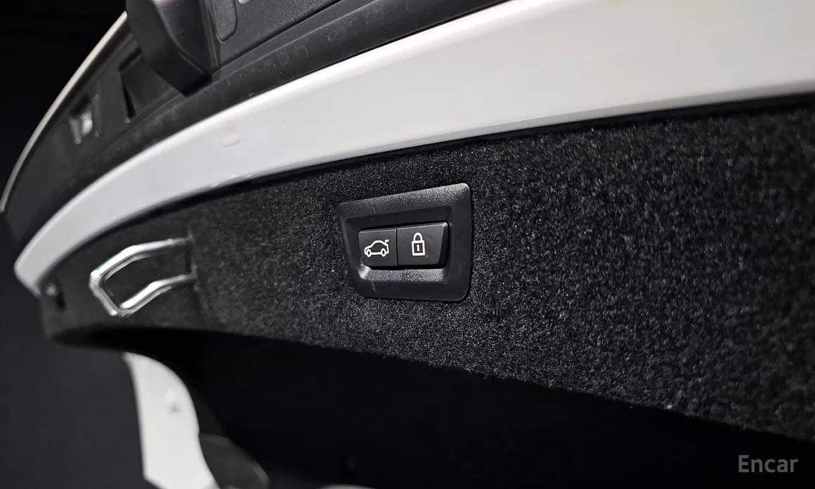 Photo 20 - BMW 8 Series