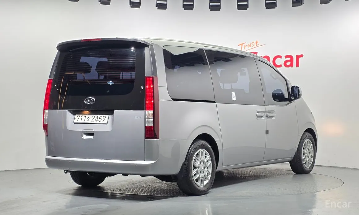 Фото 2 - Hyundai Staria