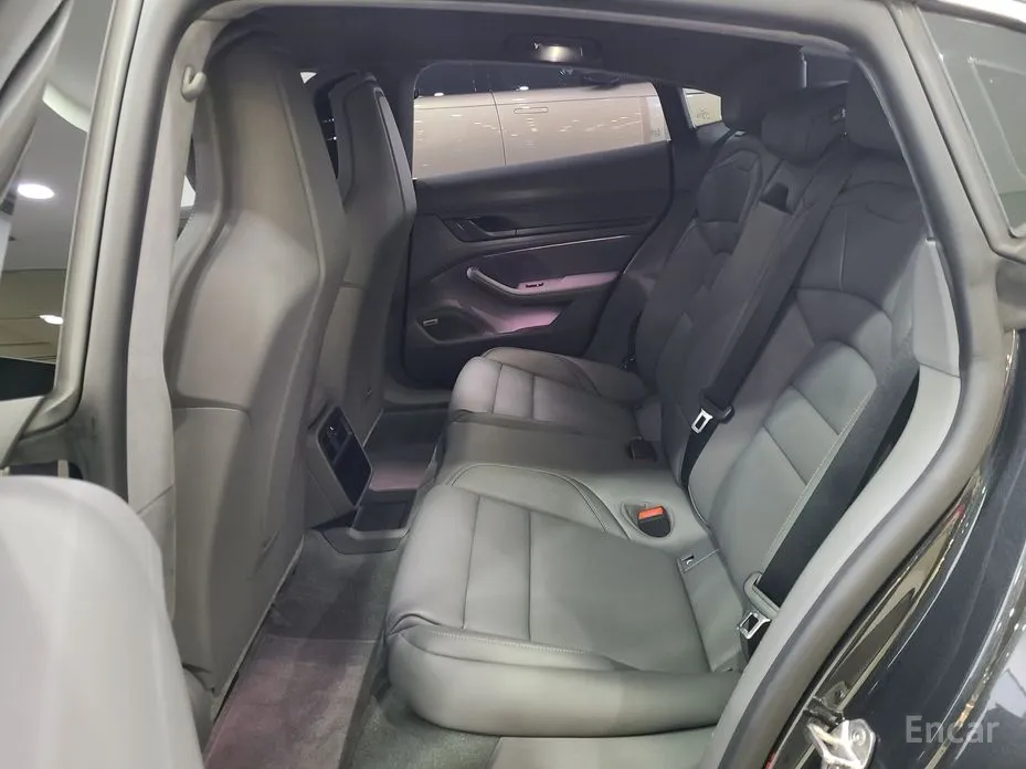 Фото 10 - Porsche Taycan