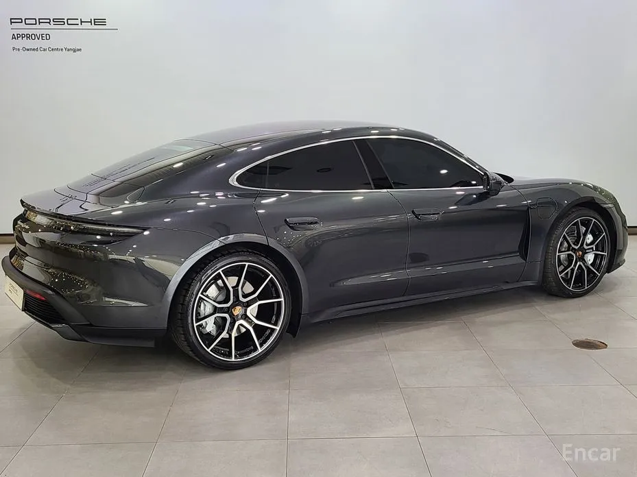 Фото 2 - Porsche Taycan