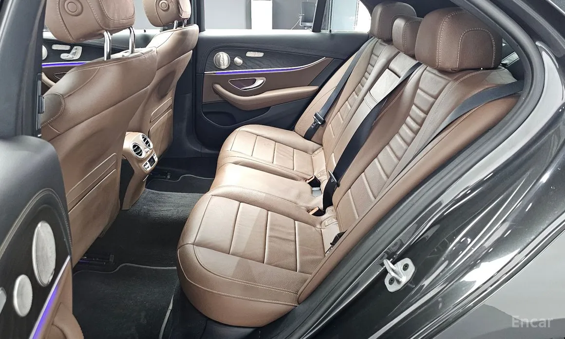 Фото 12 - Mercedes-Benz E-Class