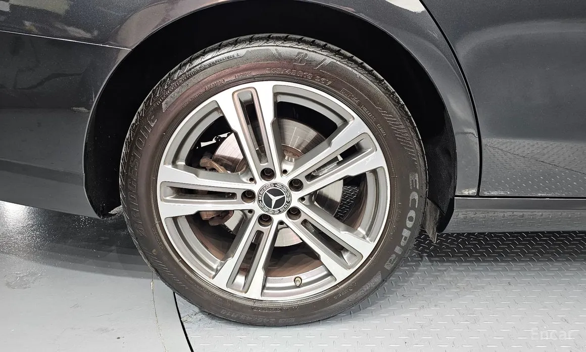 Фото 5 - Mercedes-Benz E-Class