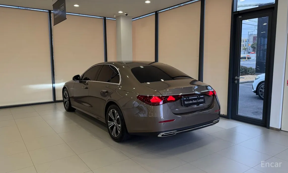 Фото 2 - Mercedes-Benz E-Class