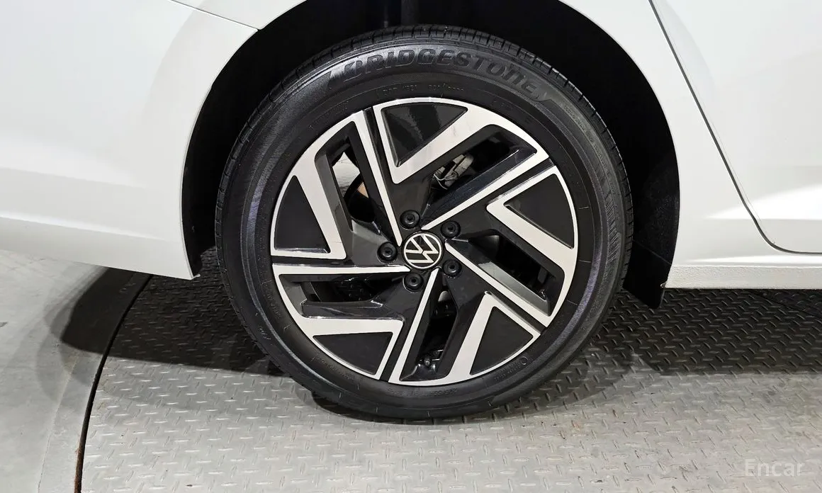 Photo 5 - Volkswagen Jetta